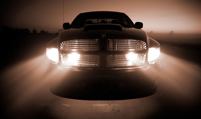 Яркий свет фар Dodge