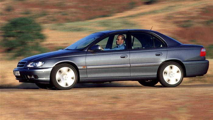 На фото: Opel Omega (B)
