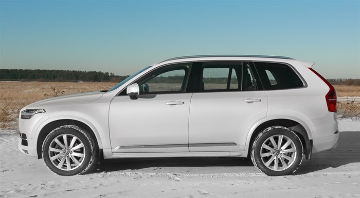 фото черная Volvo XC90