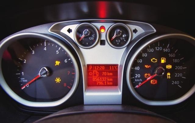 Лампочка Check Engine, сообщающая водителю о возникновении неисправностей (горит оранжевым цветом на спидометре)