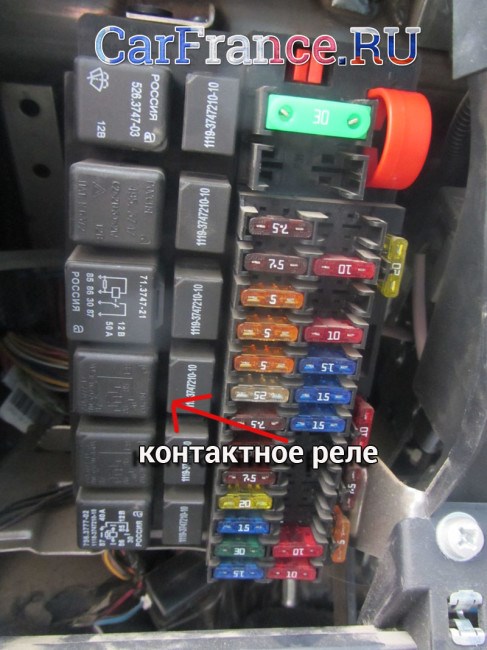 Месторасположение контактного реле в монтажном блоке Лада Гранта